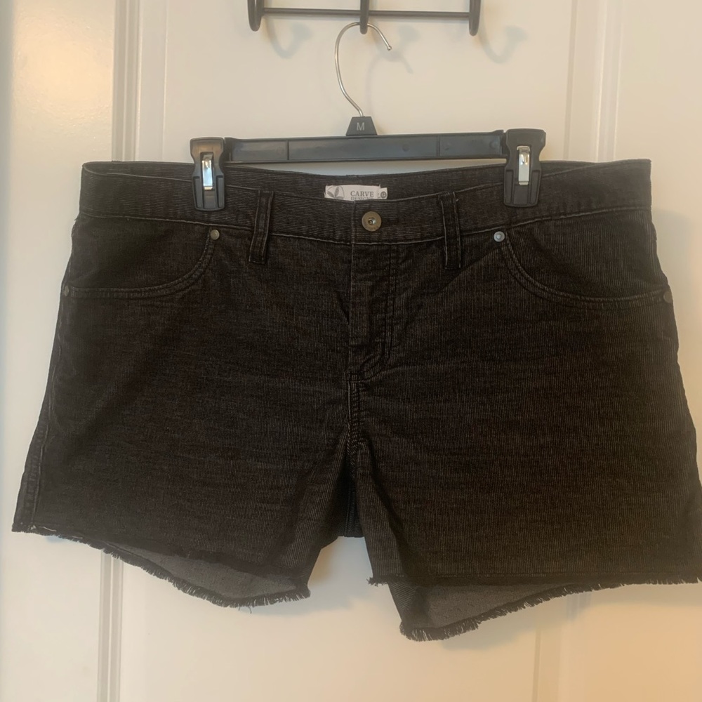 Carve Design Oahu 4in shorts in black corduroy